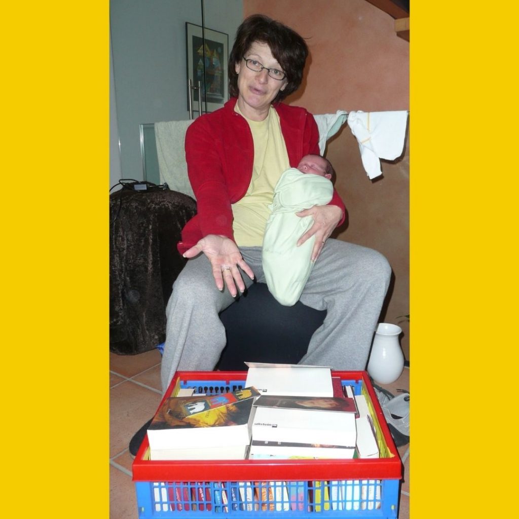 Mutter mit 5 Tage altem Säuling und eine Kiste voller Bücher.