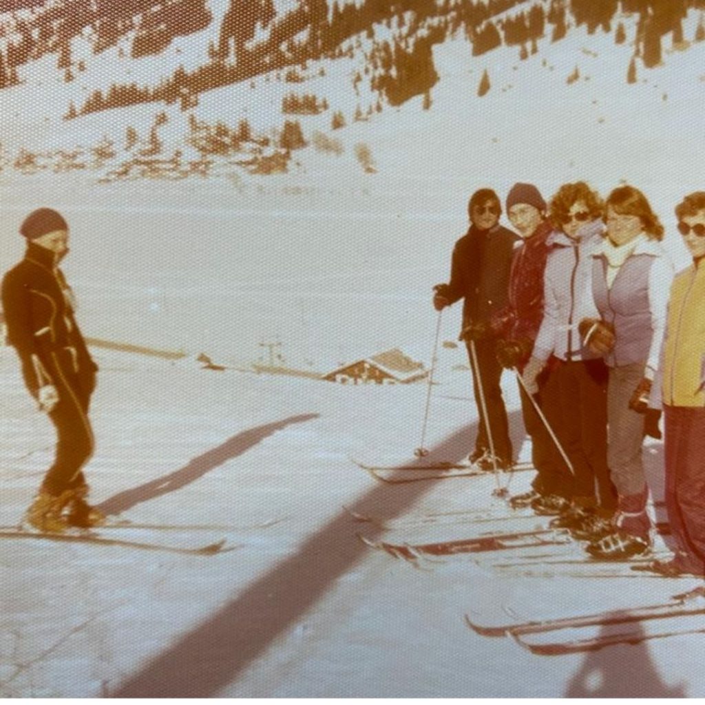 Jugendliche erteilt Schüler*innen Skiunterricht.